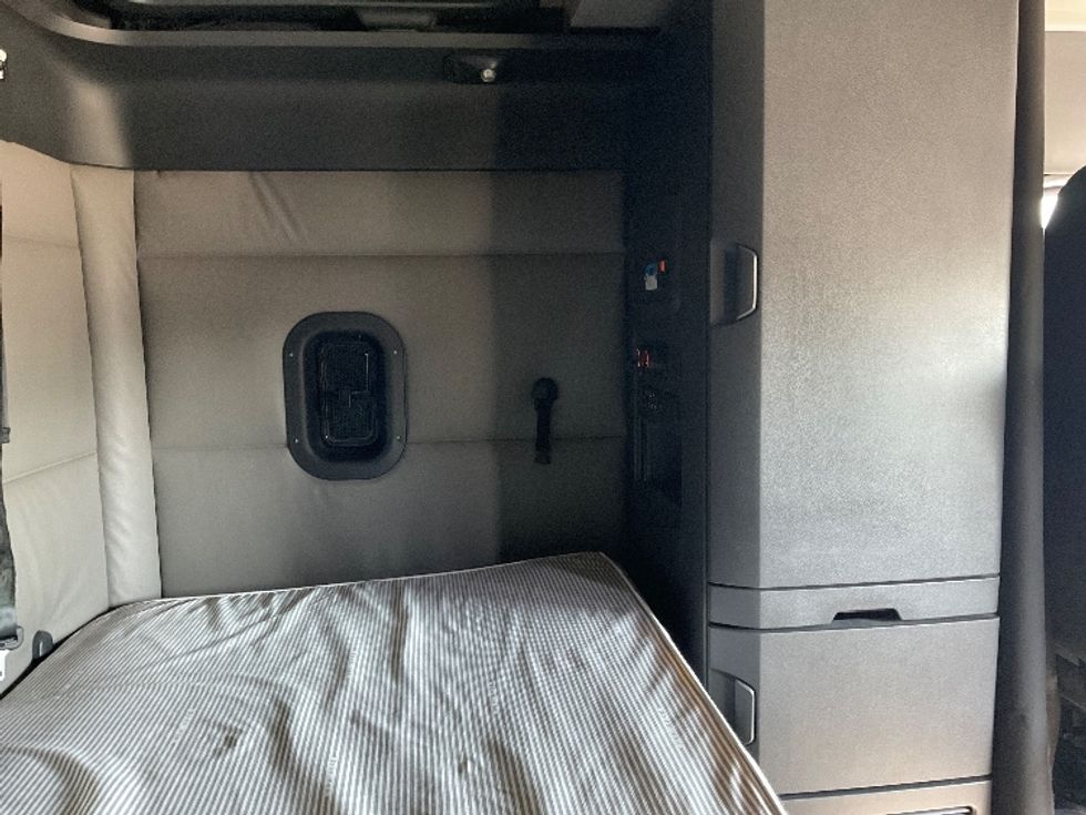 Sleeper Tractor-Heavy Duty Tractors-Freightliner-2022-T12664ST-Plymouth-MI-364,900\n\t\tmiles-$ 80,500 - Image 18