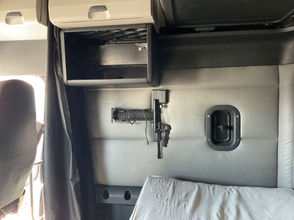 Sleeper Tractor-Heavy Duty Tractors-Freightliner-2022-T12664ST-Plymouth-MI-364,900\n\t\tmiles-$ 80,500 - Image 19