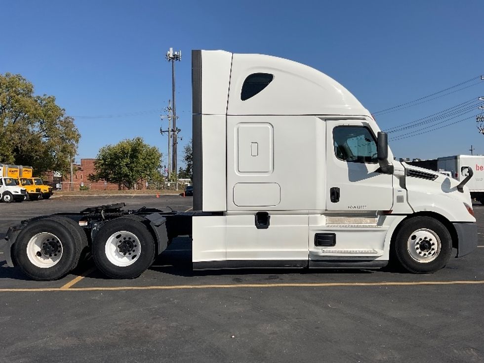 Sleeper Tractor-Heavy Duty Tractors-Freightliner-2022-T12664ST-Plymouth-MI-364,900\n\t\tmiles-$ 80,500 - Image 8