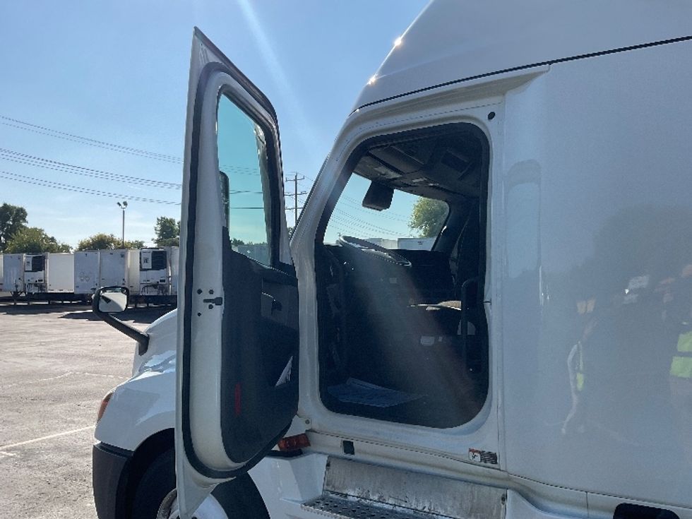 Sleeper Tractor-Heavy Duty Tractors-Freightliner-2022-T12664ST-Plymouth-MI-364,900\n\t\tmiles-$ 80,500 - Image 9