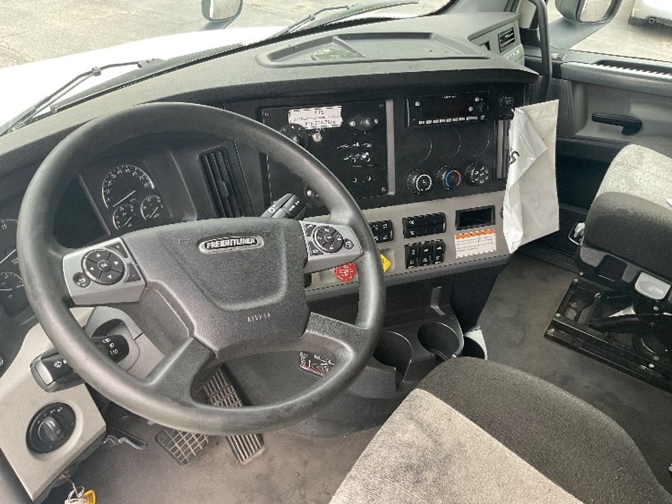 Sleeper Tractor-Heavy Duty Tractors-Freightliner-2022-T12664ST-Plymouth-MI-570,954\n\t\tmiles-$ 61,000 - Image 10