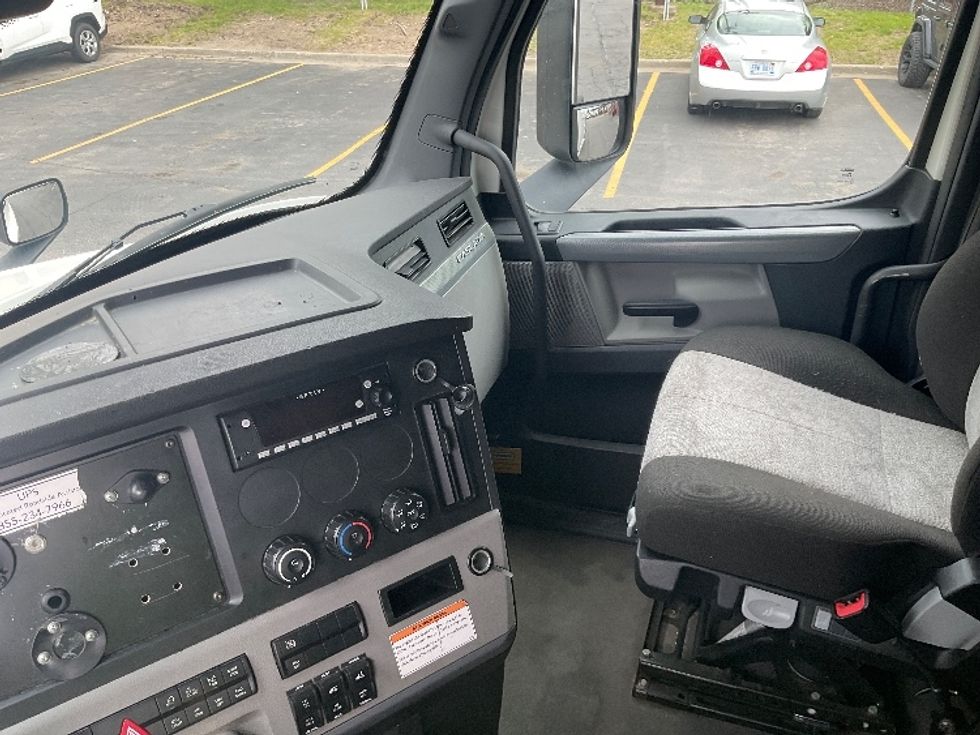 Sleeper Tractor-Heavy Duty Tractors-Freightliner-2022-T12664ST-Plymouth-MI-570,954\n\t\tmiles-$ 61,000 - Image 12