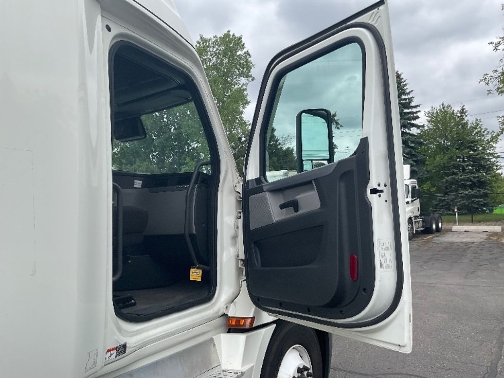 Sleeper Tractor-Heavy Duty Tractors-Freightliner-2022-T12664ST-Plymouth-MI-570,954\n\t\tmiles-$ 61,000 - Image 13