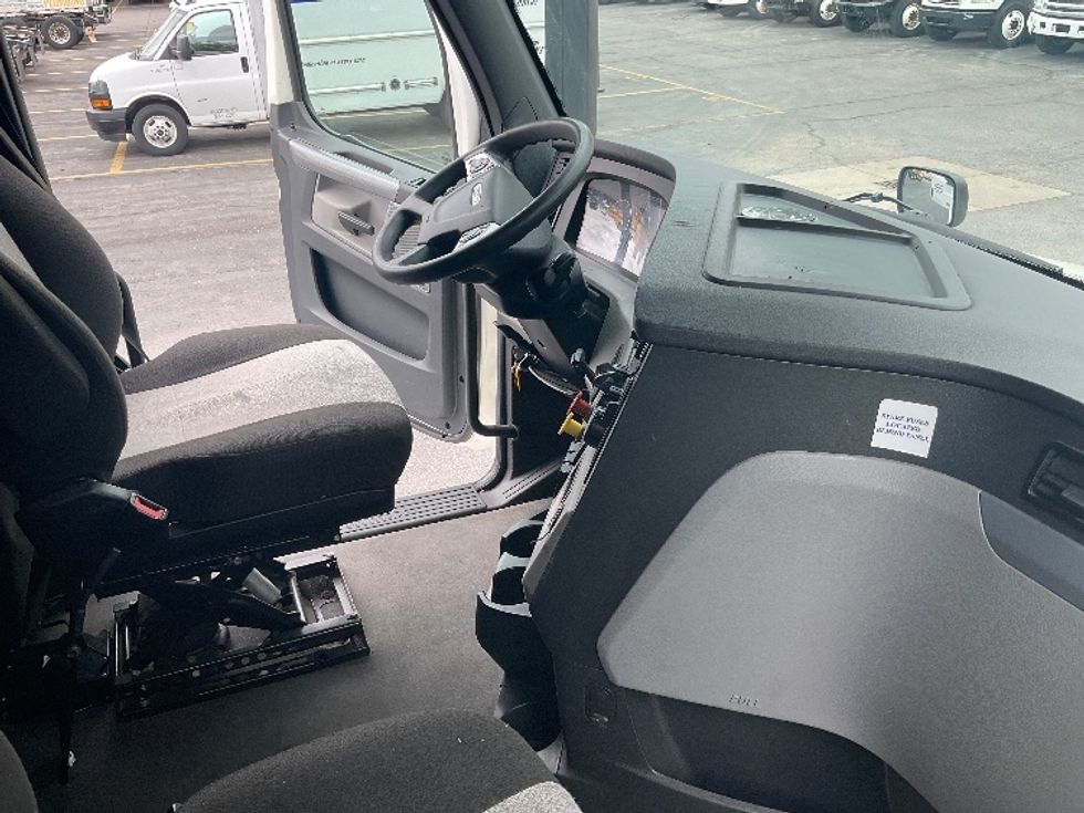 Sleeper Tractor-Heavy Duty Tractors-Freightliner-2022-T12664ST-Plymouth-MI-570,954\n\t\tmiles-$ 61,000 - Image 15