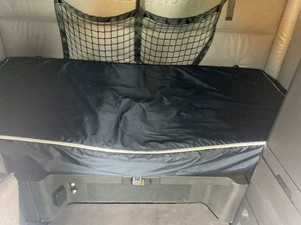 Sleeper Tractor-Heavy Duty Tractors-Freightliner-2022-T12664ST-Plymouth-MI-570,954\n\t\tmiles-$ 61,000 - Image 16