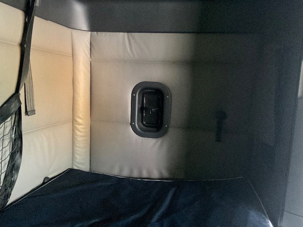 Sleeper Tractor-Heavy Duty Tractors-Freightliner-2022-T12664ST-Plymouth-MI-570,954\n\t\tmiles-$ 61,000 - Image 17