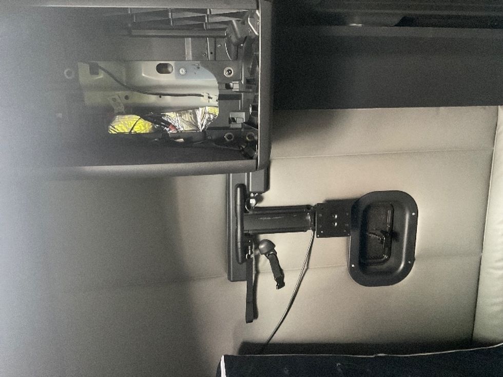 Sleeper Tractor-Heavy Duty Tractors-Freightliner-2022-T12664ST-Plymouth-MI-570,954\n\t\tmiles-$ 61,000 - Image 18