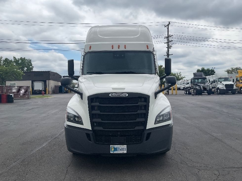 Sleeper Tractor-Heavy Duty Tractors-Freightliner-2022-T12664ST-Plymouth-MI-570,954\n\t\tmiles-$ 61,000 - Image 2