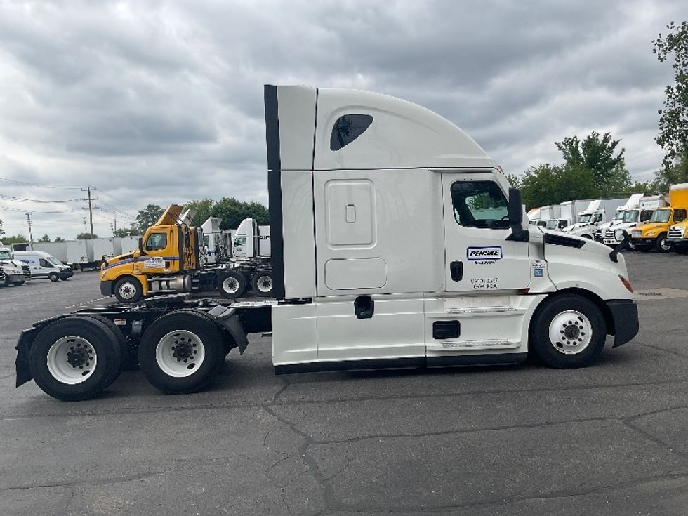 Sleeper Tractor-Heavy Duty Tractors-Freightliner-2022-T12664ST-Plymouth-MI-570,954\n\t\tmiles-$ 61,000 - Image 4