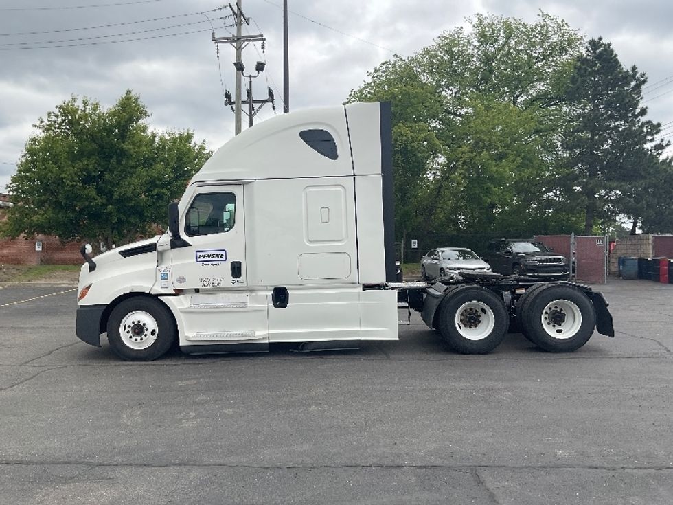 Sleeper Tractor-Heavy Duty Tractors-Freightliner-2022-T12664ST-Plymouth-MI-570,954\n\t\tmiles-$ 61,000 - Image 8