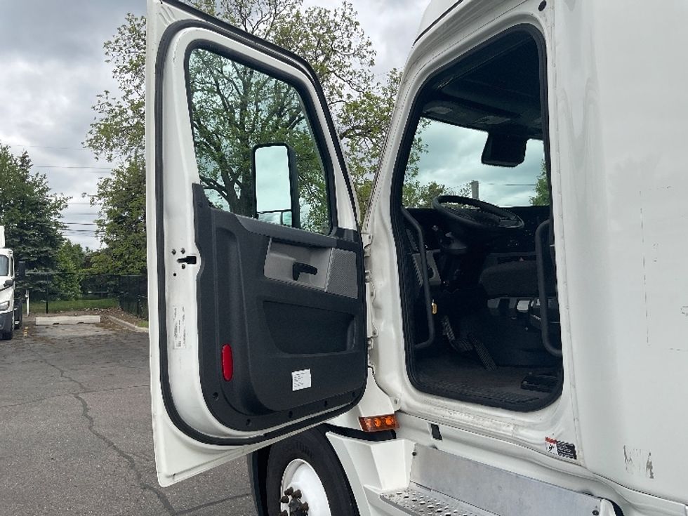 Sleeper Tractor-Heavy Duty Tractors-Freightliner-2022-T12664ST-Plymouth-MI-570,954\n\t\tmiles-$ 61,000 - Image 9