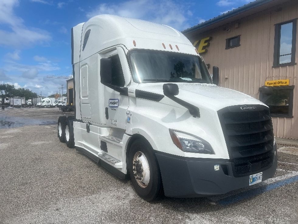 Sleeper Tractor-Heavy Duty Tractors-Freightliner-2022-T12664ST-Pompano Beach-FL-595,754\n\t\tmiles-$ 59,750 - Image 1