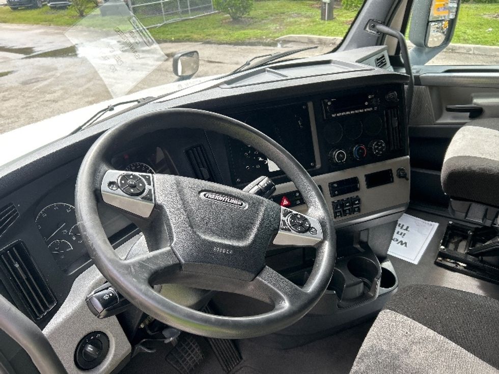 Sleeper Tractor-Heavy Duty Tractors-Freightliner-2022-T12664ST-Pompano Beach-FL-595,754\n\t\tmiles-$ 59,750 - Image 10