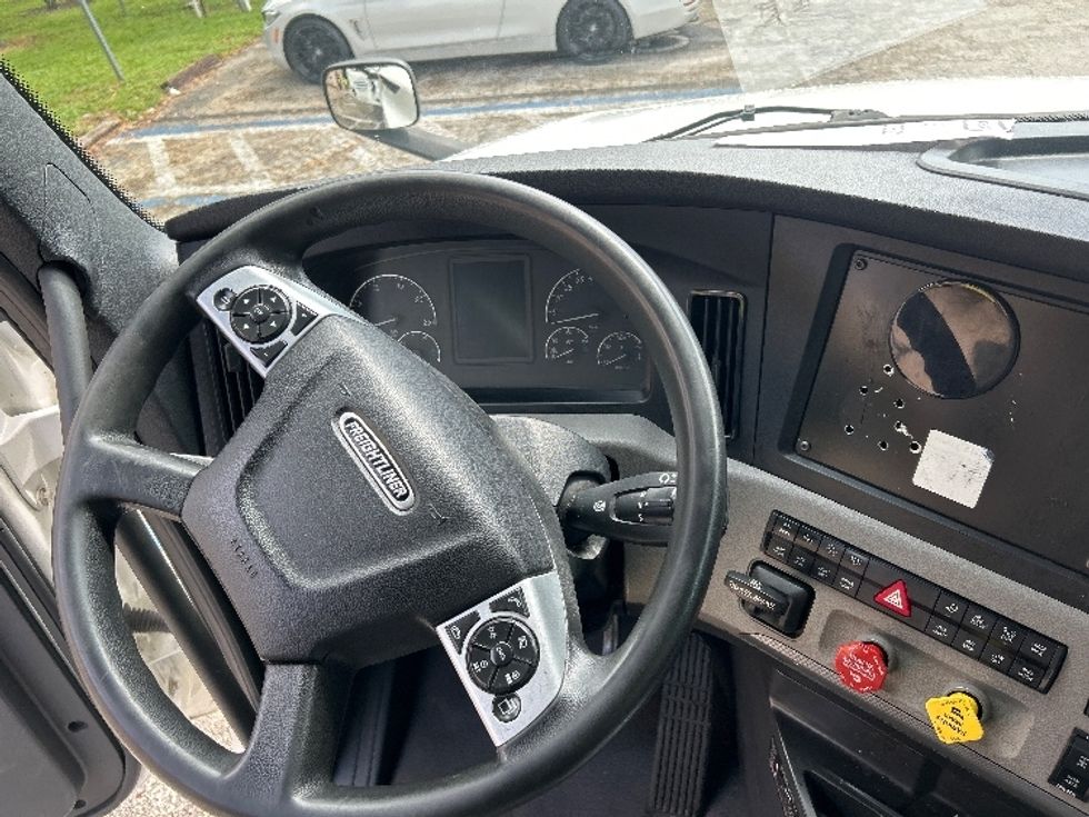 Sleeper Tractor-Heavy Duty Tractors-Freightliner-2022-T12664ST-Pompano Beach-FL-595,754\n\t\tmiles-$ 59,750 - Image 11