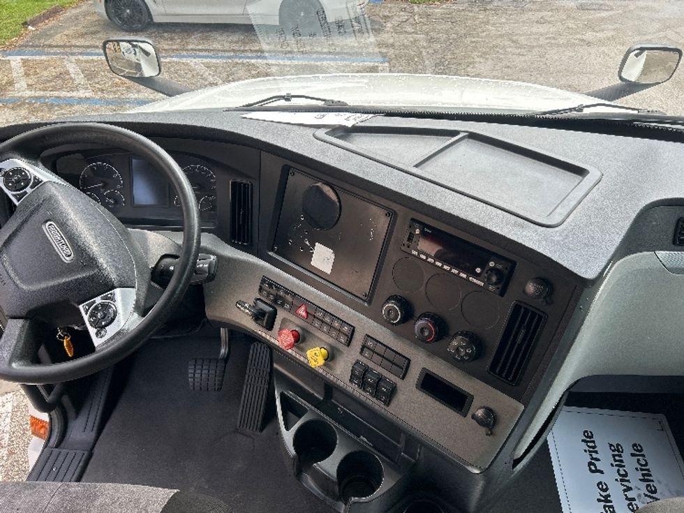 Sleeper Tractor-Heavy Duty Tractors-Freightliner-2022-T12664ST-Pompano Beach-FL-595,754\n\t\tmiles-$ 59,750 - Image 12