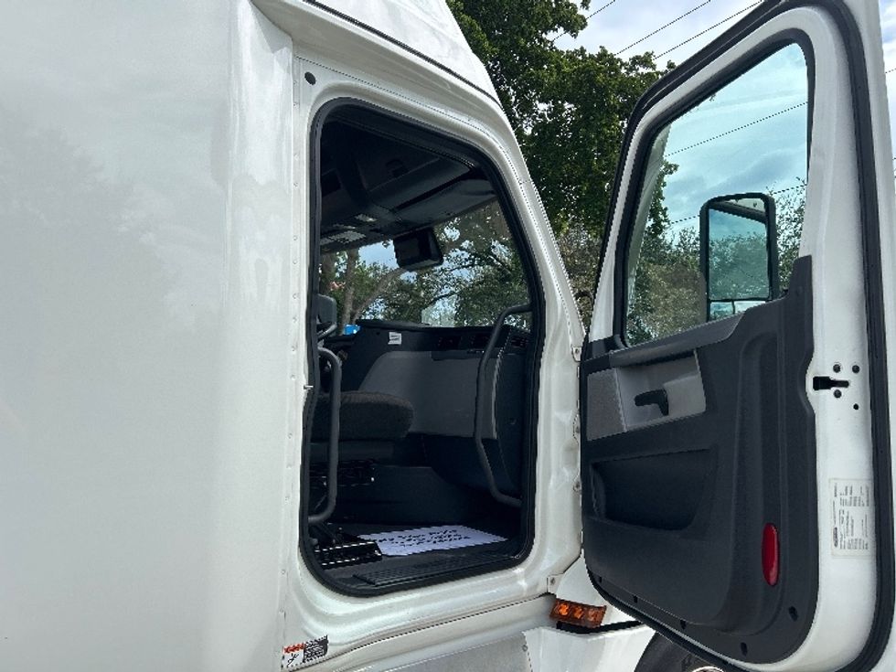 Sleeper Tractor-Heavy Duty Tractors-Freightliner-2022-T12664ST-Pompano Beach-FL-595,754\n\t\tmiles-$ 59,750 - Image 13