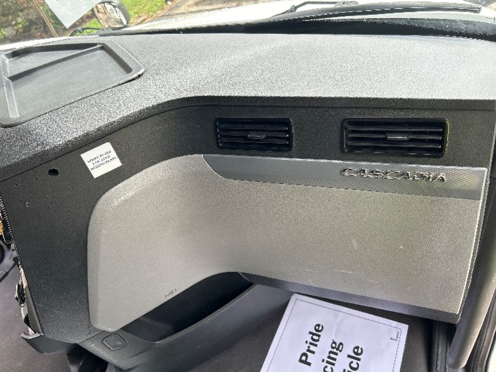 Sleeper Tractor-Heavy Duty Tractors-Freightliner-2022-T12664ST-Pompano Beach-FL-595,754\n\t\tmiles-$ 59,750 - Image 14