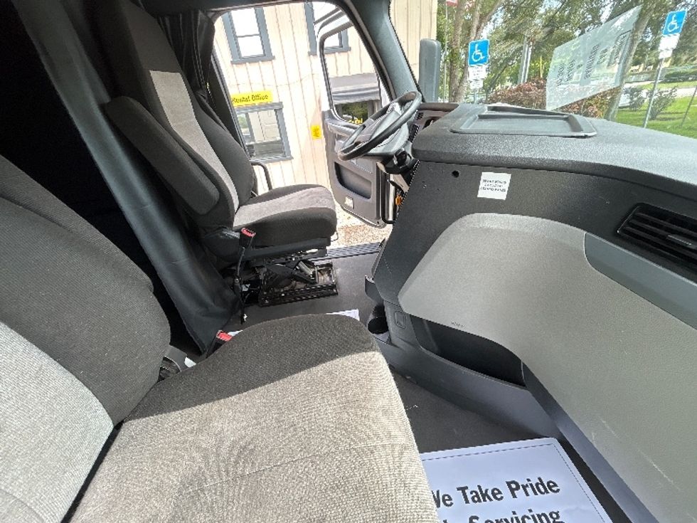 Sleeper Tractor-Heavy Duty Tractors-Freightliner-2022-T12664ST-Pompano Beach-FL-595,754\n\t\tmiles-$ 59,750 - Image 15