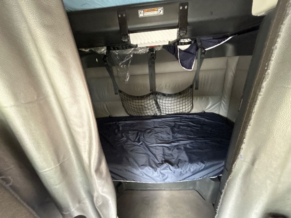 Sleeper Tractor-Heavy Duty Tractors-Freightliner-2022-T12664ST-Pompano Beach-FL-595,754\n\t\tmiles-$ 59,750 - Image 16