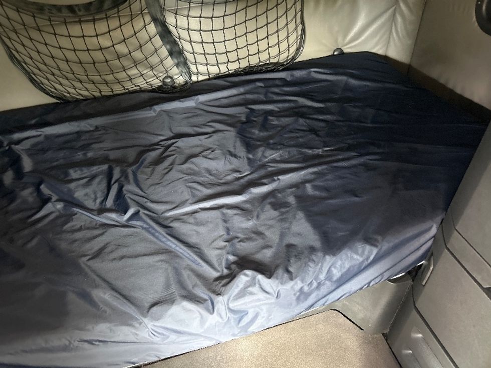 Sleeper Tractor-Heavy Duty Tractors-Freightliner-2022-T12664ST-Pompano Beach-FL-595,754\n\t\tmiles-$ 59,750 - Image 17