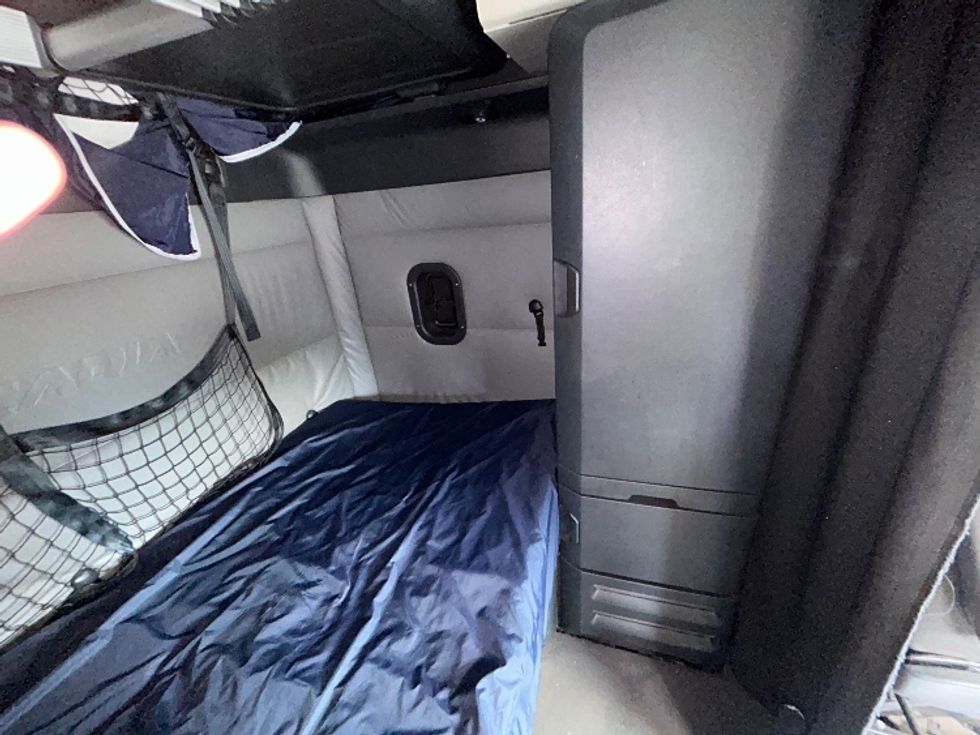 Sleeper Tractor-Heavy Duty Tractors-Freightliner-2022-T12664ST-Pompano Beach-FL-595,754\n\t\tmiles-$ 59,750 - Image 18