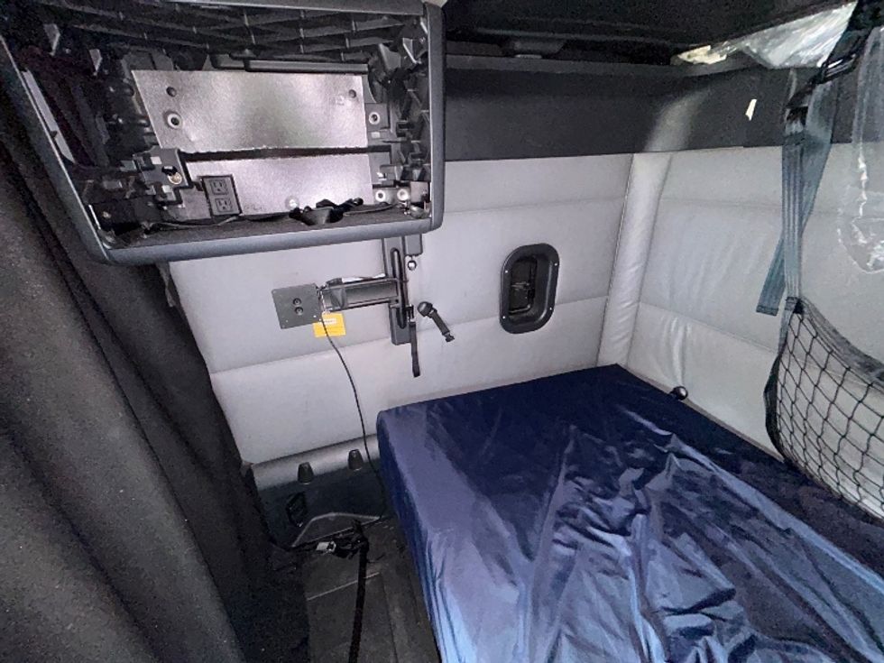 Sleeper Tractor-Heavy Duty Tractors-Freightliner-2022-T12664ST-Pompano Beach-FL-595,754\n\t\tmiles-$ 59,750 - Image 19