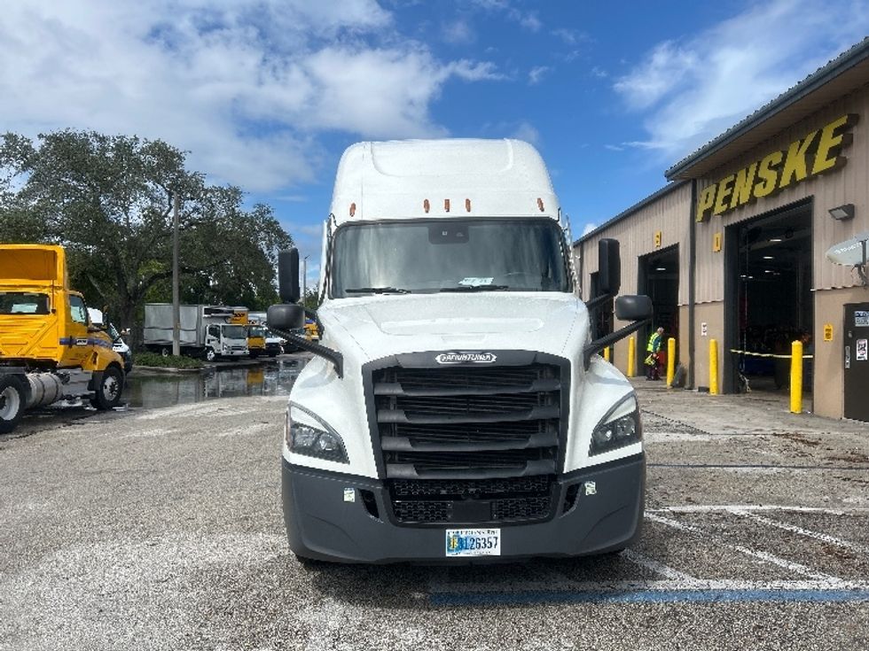 Sleeper Tractor-Heavy Duty Tractors-Freightliner-2022-T12664ST-Pompano Beach-FL-595,754\n\t\tmiles-$ 59,750 - Image 2