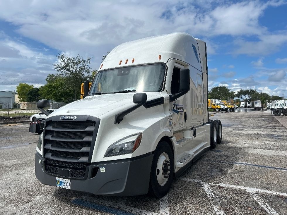 Sleeper Tractor-Heavy Duty Tractors-Freightliner-2022-T12664ST-Pompano Beach-FL-595,754\n\t\tmiles-$ 59,750 - Image 3