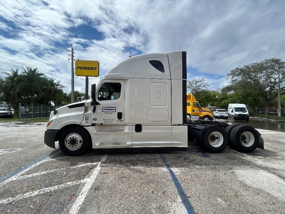 Sleeper Tractor-Heavy Duty Tractors-Freightliner-2022-T12664ST-Pompano Beach-FL-595,754\n\t\tmiles-$ 59,750 - Image 4