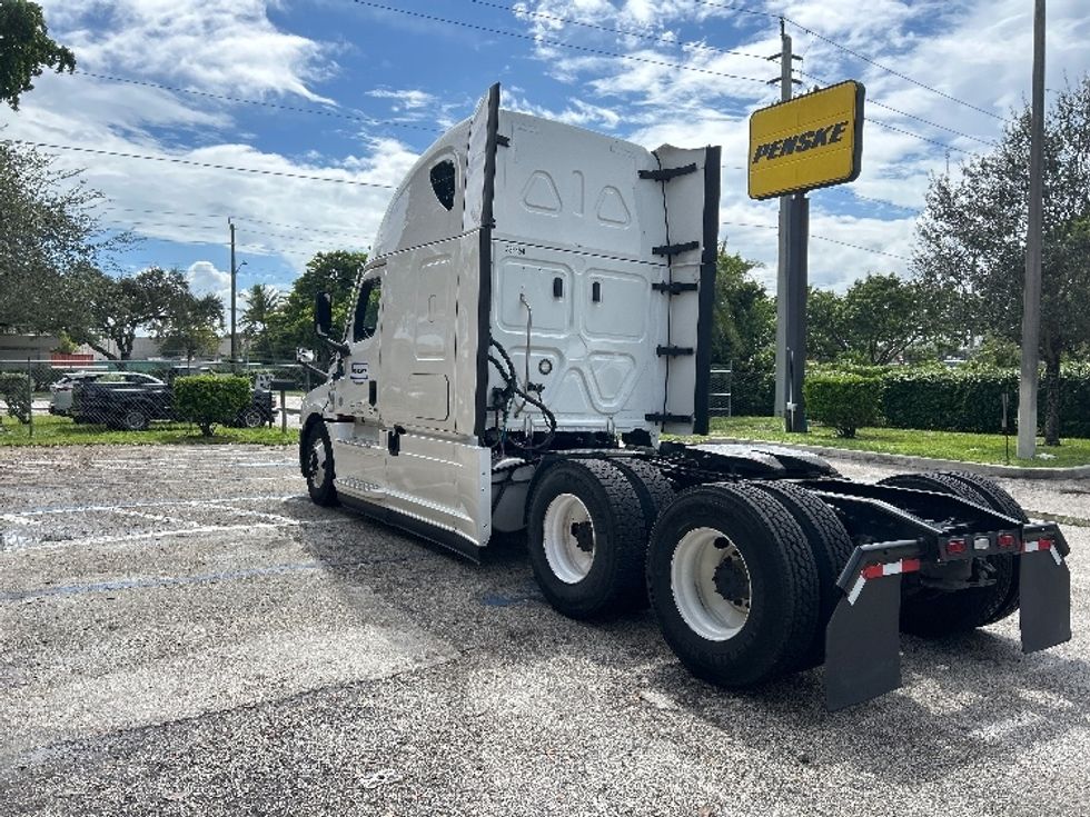 Sleeper Tractor-Heavy Duty Tractors-Freightliner-2022-T12664ST-Pompano Beach-FL-595,754\n\t\tmiles-$ 59,750 - Image 5