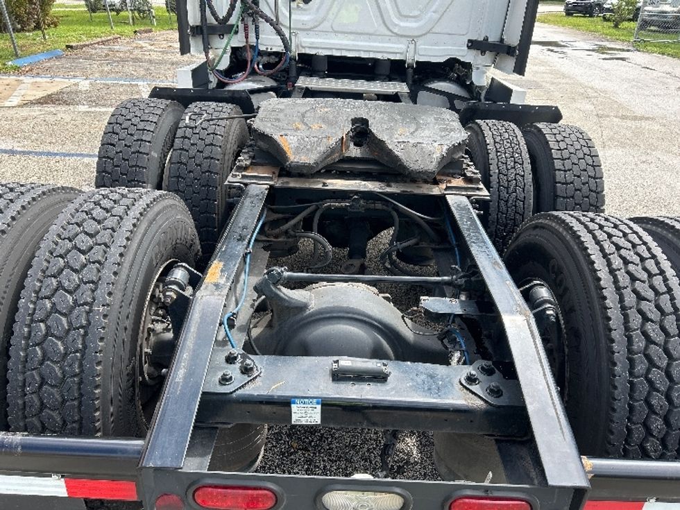 Sleeper Tractor-Heavy Duty Tractors-Freightliner-2022-T12664ST-Pompano Beach-FL-595,754\n\t\tmiles-$ 59,750 - Image 6