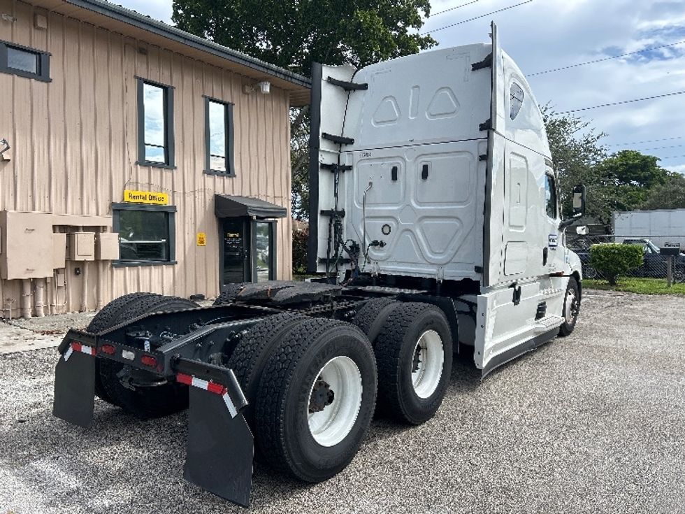 Sleeper Tractor-Heavy Duty Tractors-Freightliner-2022-T12664ST-Pompano Beach-FL-595,754\n\t\tmiles-$ 59,750 - Image 7