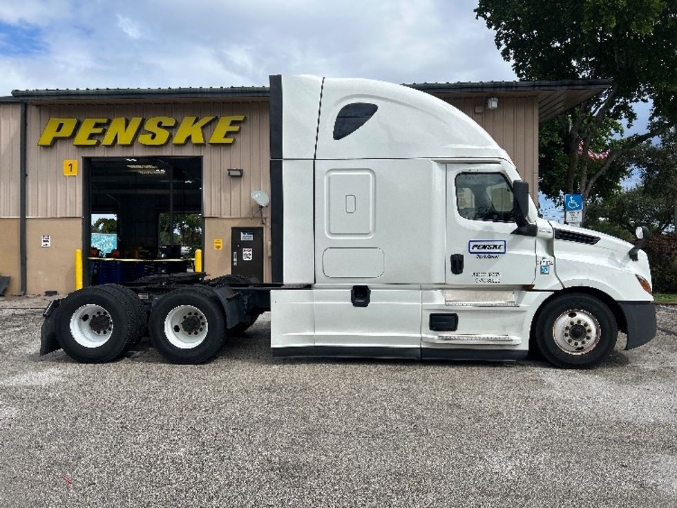 Sleeper Tractor-Heavy Duty Tractors-Freightliner-2022-T12664ST-Pompano Beach-FL-595,754\n\t\tmiles-$ 59,750 - Image 8