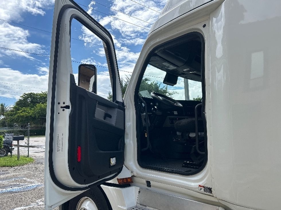 Sleeper Tractor-Heavy Duty Tractors-Freightliner-2022-T12664ST-Pompano Beach-FL-595,754\n\t\tmiles-$ 59,750 - Image 9