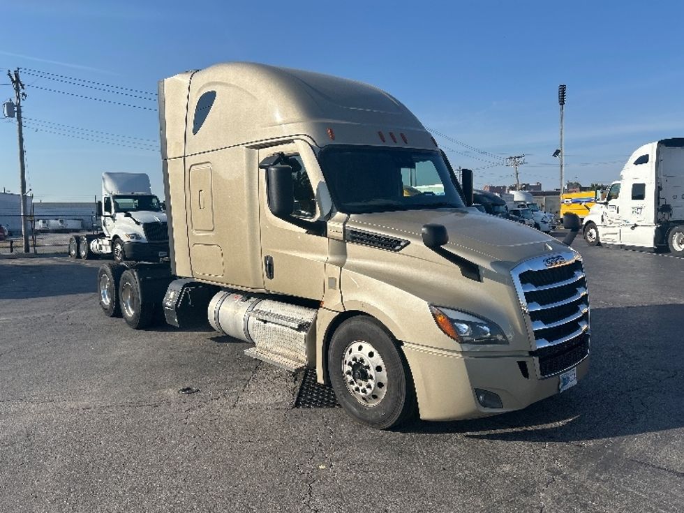 Sleeper Tractor-Heavy Duty Tractors-Freightliner-2022-T12664ST-Poplar Bluff-MO-327,405\n\t\tmiles-$ 92,750 - Image 1