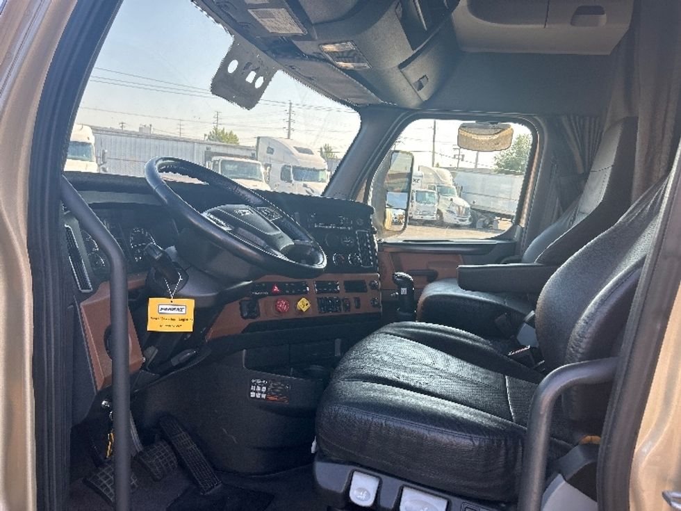 Sleeper Tractor-Heavy Duty Tractors-Freightliner-2022-T12664ST-Poplar Bluff-MO-327,405\n\t\tmiles-$ 92,750 - Image 10