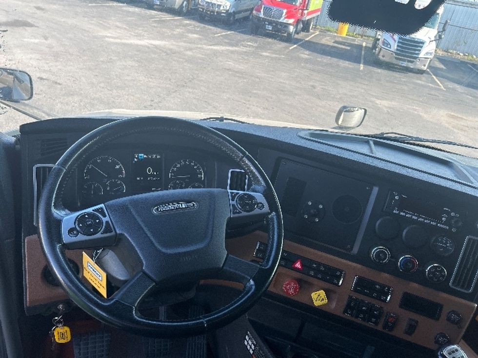 Sleeper Tractor-Heavy Duty Tractors-Freightliner-2022-T12664ST-Poplar Bluff-MO-327,405\n\t\tmiles-$ 92,750 - Image 11