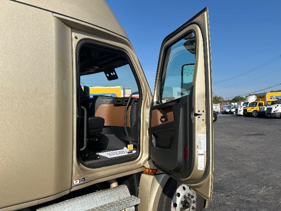 Sleeper Tractor-Heavy Duty Tractors-Freightliner-2022-T12664ST-Poplar Bluff-MO-327,405\n\t\tmiles-$ 92,750 - Image 13