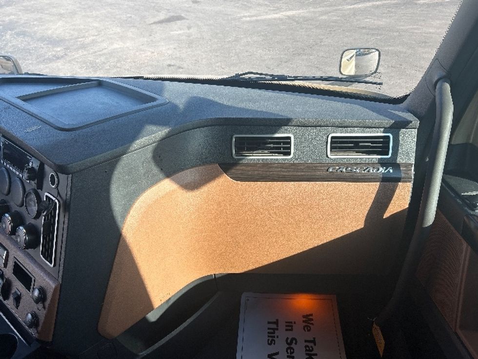 Sleeper Tractor-Heavy Duty Tractors-Freightliner-2022-T12664ST-Poplar Bluff-MO-327,405\n\t\tmiles-$ 92,750 - Image 14