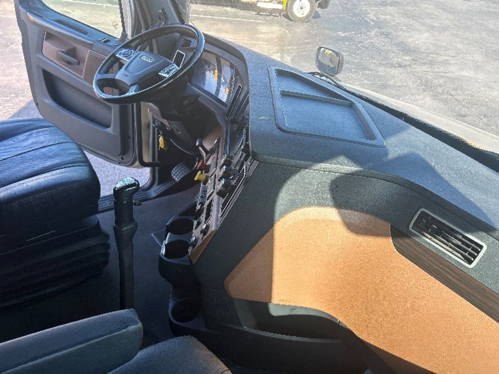 Sleeper Tractor-Heavy Duty Tractors-Freightliner-2022-T12664ST-Poplar Bluff-MO-327,405\n\t\tmiles-$ 92,750 - Image 15