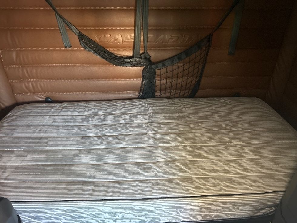 Sleeper Tractor-Heavy Duty Tractors-Freightliner-2022-T12664ST-Poplar Bluff-MO-327,405\n\t\tmiles-$ 92,750 - Image 16