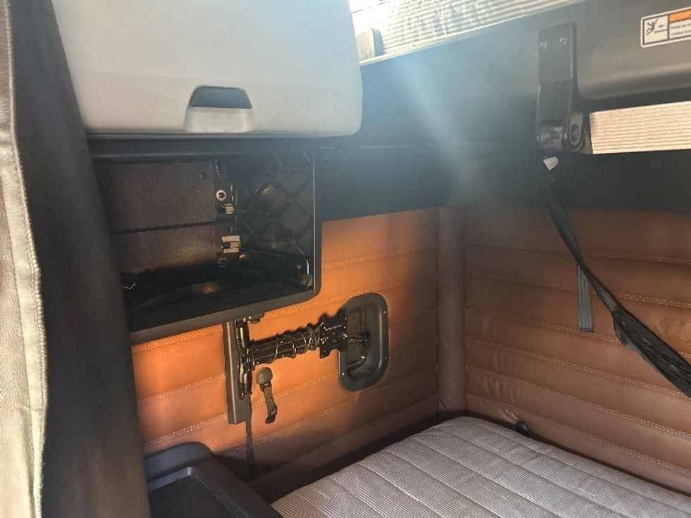 Sleeper Tractor-Heavy Duty Tractors-Freightliner-2022-T12664ST-Poplar Bluff-MO-327,405\n\t\tmiles-$ 92,750 - Image 19