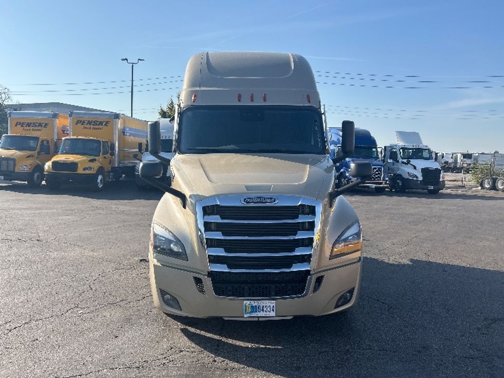 2022 Freightliner Cascadia 126" Sleeper Cab photo 2