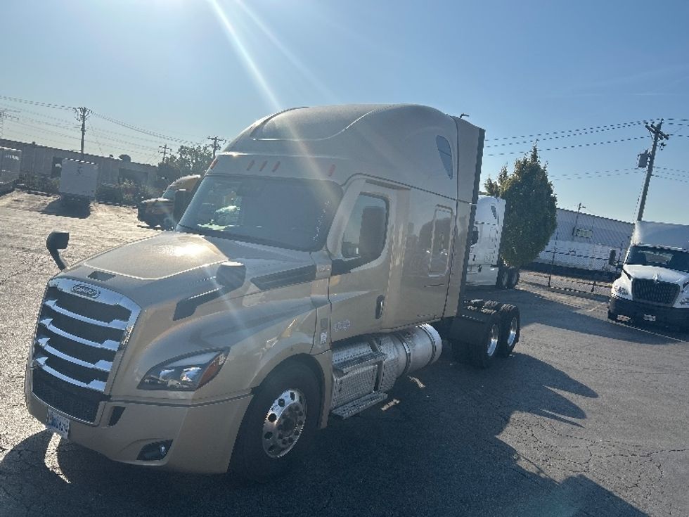 2022 Freightliner Cascadia 126" Sleeper Cab photo 3