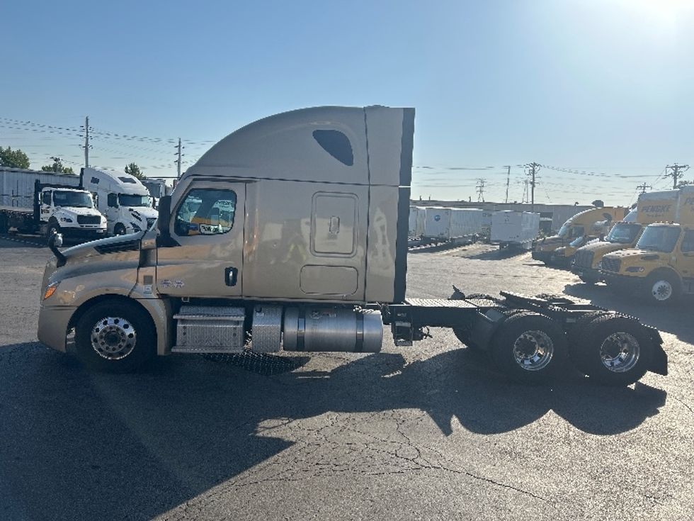 2022 Freightliner Cascadia 126" Sleeper Cab photo 4