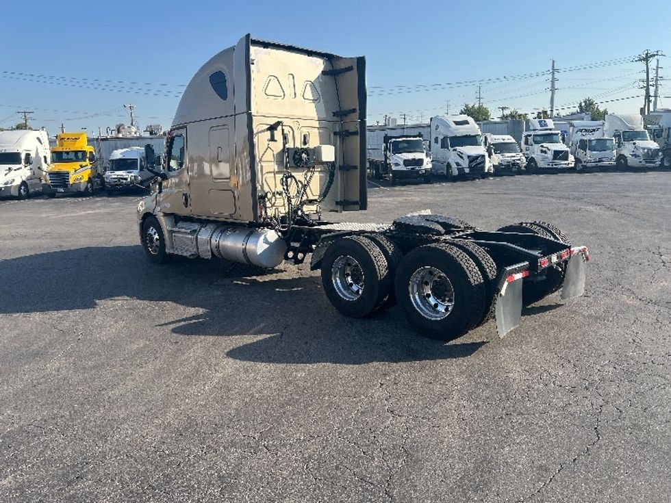 Sleeper Tractor-Heavy Duty Tractors-Freightliner-2022-T12664ST-Poplar Bluff-MO-327,405\n\t\tmiles-$ 92,750 - Image 5
