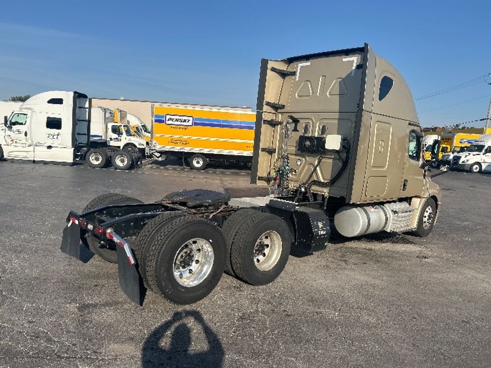 Sleeper Tractor-Heavy Duty Tractors-Freightliner-2022-T12664ST-Poplar Bluff-MO-327,405\n\t\tmiles-$ 92,750 - Image 7