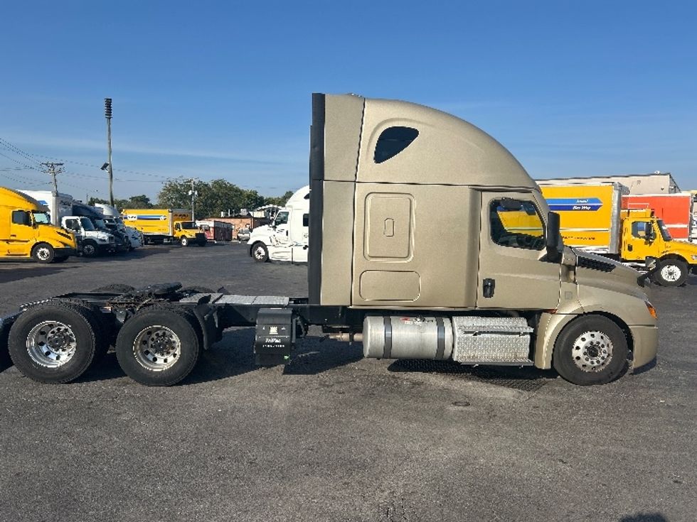 Sleeper Tractor-Heavy Duty Tractors-Freightliner-2022-T12664ST-Poplar Bluff-MO-327,405\n\t\tmiles-$ 92,750 - Image 8