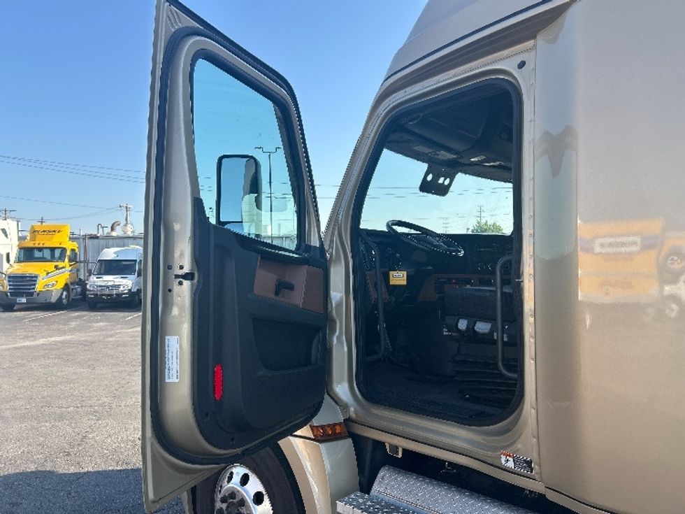 Sleeper Tractor-Heavy Duty Tractors-Freightliner-2022-T12664ST-Poplar Bluff-MO-327,405\n\t\tmiles-$ 92,750 - Image 9