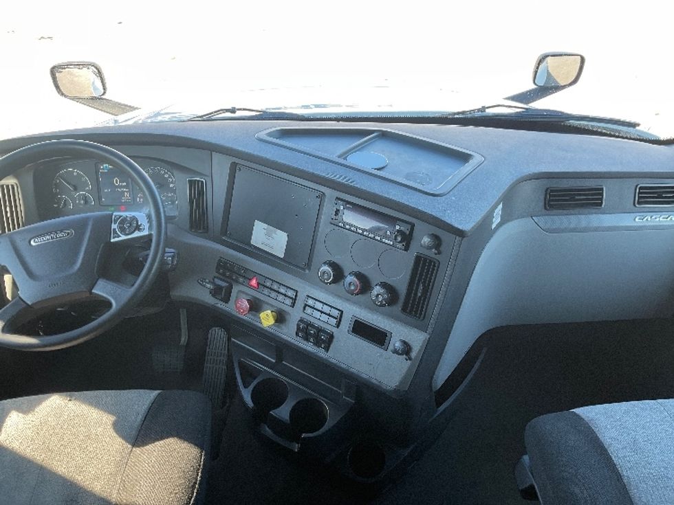 Sleeper Tractor-Heavy Duty Tractors-Freightliner-2022-T12664ST-Poplar Bluff-MO-481,489\n\t\tmiles-$ 69,250 - Image 12